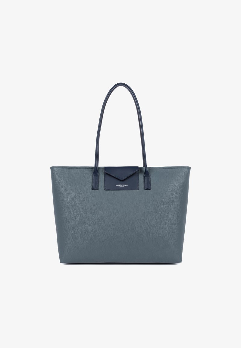 Grande borsa tote in pelle grigia scura texture, con dettagli in pelle liscia blu navy, dotata di doppi manici e chiusura a forma triangolare.