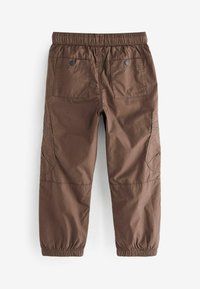 Braune Cargo-Hosen mit elastischem Bund, zwei Gesäßtaschen und Seitentaschen. Hergestellt aus strukturiertem Stoff mit einer lockeren Passform.