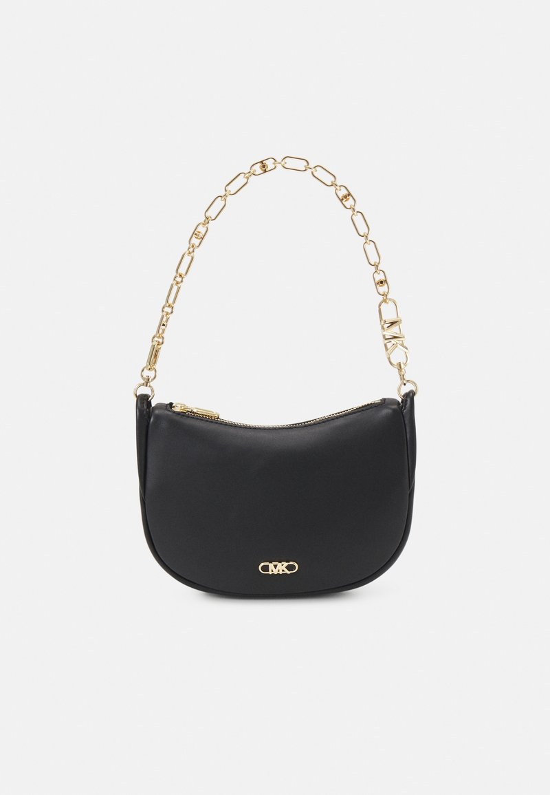 Sac à main en cuir noir avec bandoulière chaîne dorée et emblème logo doré à l’avant, fermeture éclair sur le dessus, design minimaliste.