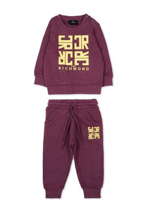 Burgundowy dres z żółtym nadrukiem, składający się z bluzki z okrągłym dekoltem i dresowych spodni z elastycznym pasem, wykonany z miękkiej tkaniny bawełnianej.