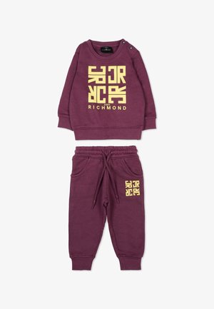 Bordeaux sweatsuit met gele grafische tekst, bestaande uit een trui met ronde hals en joggers met elastische tailleband, gemaakt van zachte katoenmix.