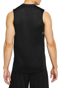 Débardeur de sport noir avec une texture en mesh, doté d'un ourlet droit et d'un petit accent réfléchissant près de la couture latérale.