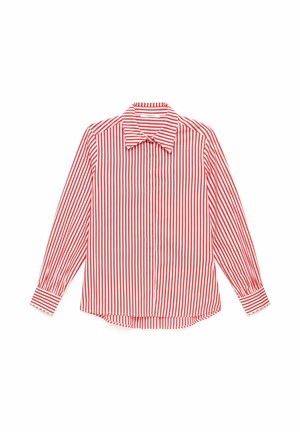 Camicia a righe verticali rosse e bianche a maniche lunghe, con colletto appuntito e polsini con bottoni, stesa su uno sfondo bianco.