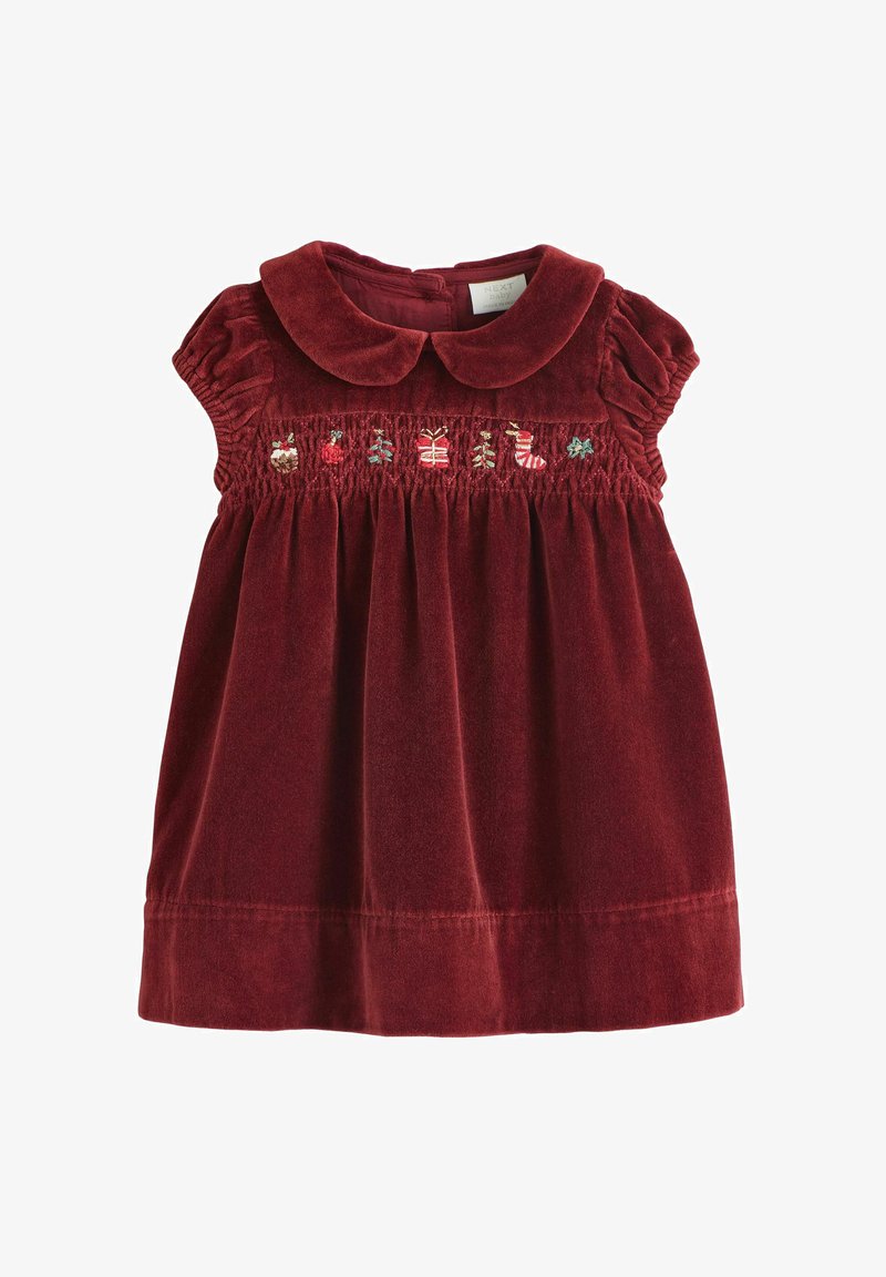 Abito in velluto rosso con colletto arrotondato, corpino arricciato con ricami floreali colorati e maniche corte a sbuffo.