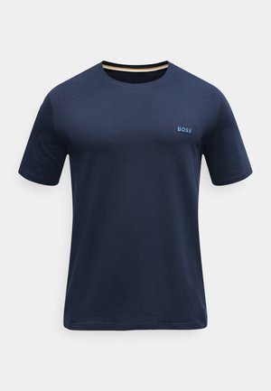 T-shirt bleu marine à manches courtes et col rond avec petit logo "BOSS" bleu clair sur le côté gauche de la poitrine.