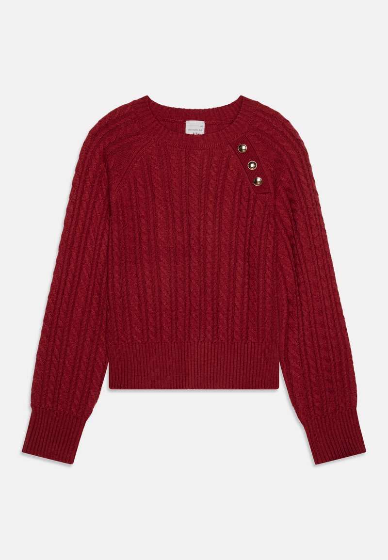 Maglione rosso lavorato a maglia con un design a treccia, collo rotondo e tre bottoni dorati sulla spalla. Polsini e orlo a costine.