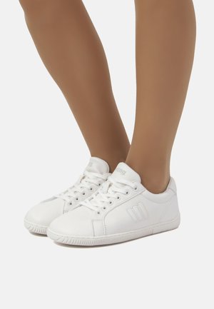 Zapatillas deportivas blancas con un acabado de cuero suave, punta redondeada y diseño de cordones, que presentan sutiles acentos de logotipo en los laterales.