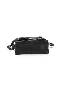 Crna kožna torba pravokutnog oblika, s odvojivim remenom i srebrnim hardverom. Tekstura na površini s bočnim šavovima.