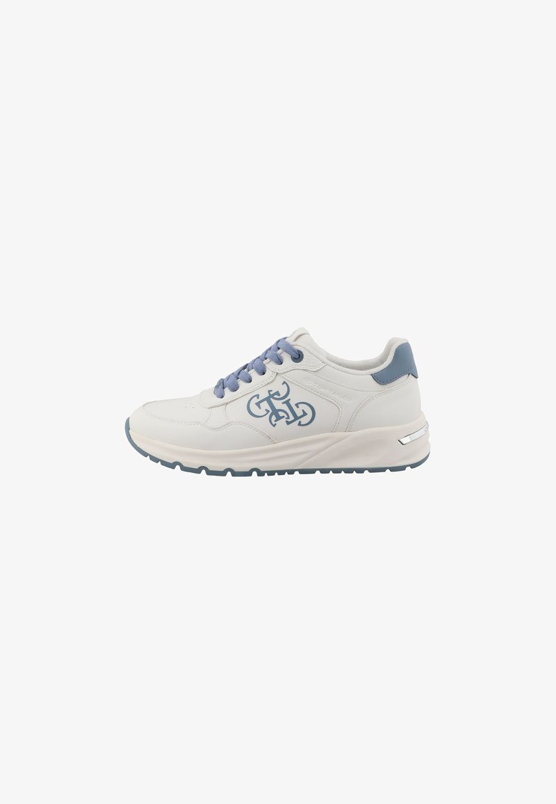 Baskets blanches avec accents bleu clair, comprenant une tige en cuir lisse, un bout arrondi et une semelle texturée. Lacets bleus et détails du logo inclus.