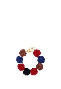 Bransoletka z dziewięcioma kwiatami z tkaniny w kolorze czerwonym, niebieskim, brązowym i czarnym, z metalowymi akcentami w odcieniu złota oraz zapięciem typu toggle.
