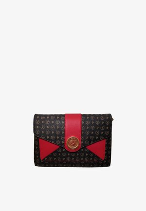 Borsa a mano monogrammata nera e oro con una patta in pelle rossa, caratterizzata da un logo circolare dorato e una cucitura dettagliata. Forma compatta e rettangolare.