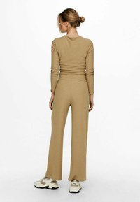 ONLY EMMA PANT - Püksid - tannin