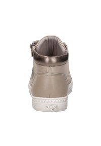 Beige leren hoge sneaker met een metallic bronzen bovenrand en een witte rubberen zool. Voorzien van ritsluiting en logo-detail.