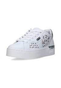 Sneaker bianco con modelli perforati sui lati, tomaia in tessuto, design con lacci e suola piatta bianca con un accento metallico.