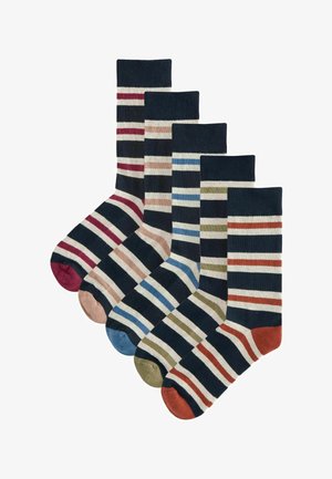 Gestreifte Socken in einer Vielzahl von Farben: Marineblau, Burgunderrot, Grün, Blau und Creme. Jedes Paar hat kontrastierende Zehen und Bündchen und besteht aus weichem Baumwollmaterial.