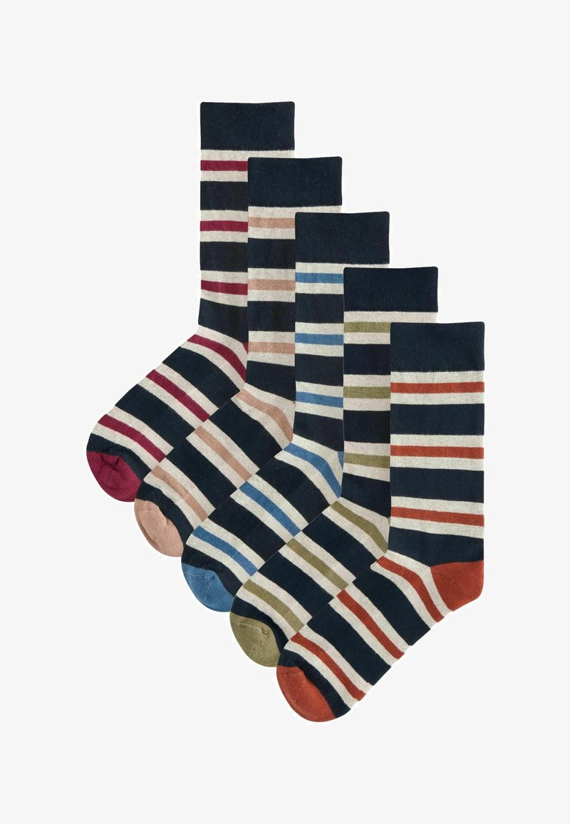 Set von fünf Paar gestreiften Socken in dunklen Farben, mit einer Mischung aus Burgunderrot, Hellrosa, Blau, Olivgrün und Rostakzenten.