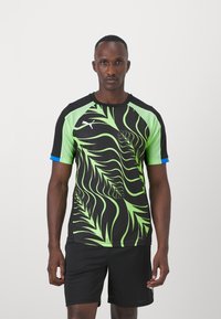 Puma INDIVIDUALLIGA GRAPHIC - Športne majice - black/fizzy apple