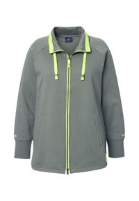 Chaqueta gris con cremallera y cuello alto, detalles en verde neón, cordón ajustable y bolsillos laterales. Fabricada de tejido texturizado; ajuste holgado.