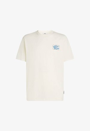 Lahka kremasta bombažna majica s kratkimi rokavi, okrolim izrezom in modrim grafičnim motivom na levi strani prsnega tkiva. Na strani oznaka.