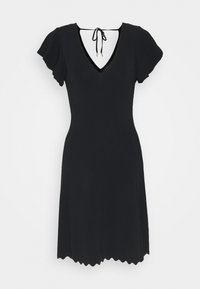 Robe noire avec un col en V, des manches courtes à volants, un corsage ajusté et un ourlet festonné. Réalisée en tissu texturé, elle présente un lien au niveau du col.