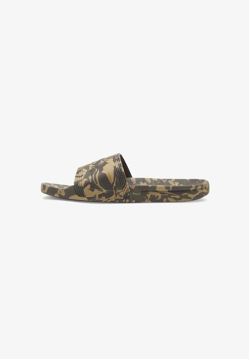 Camo slide-sandalen hebben een gestructureerde bovenkant in tinten groen en beige, met een platte zool en een open teen ontwerp voor eenvoudig aan- en uittrekken.