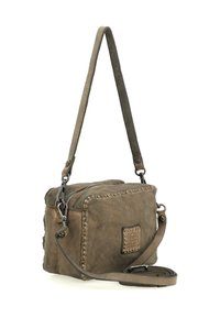 Borsa a tracolla in pelle marrone con dettagli borchiati, forma rettangolare, tracolla regolabile, chiusura con cerniera e texture sottile.