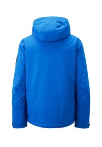 Giacca impermeabile blu con cappuccio, texture liscia e design minimalista. Include cuciture a punto e una toppa sulla manica.