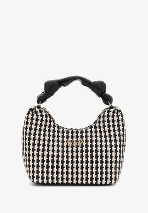 Gewebte Handtasche in Schwarz und Weiß mit einer geschwungenen Form. Verfügt über einen geknoteten schwarzen Griff und ein goldfarbenes Guess-Logo auf der Vorderseite.