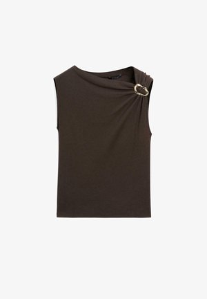 Ærmeløs mørkebrun top med en draperet halsudskæring, der er samlet på den ene side med en guldfarvet oval spænde.