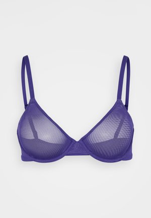 Soutien-gorge en résille violette avec bonnets triangulaires, bretelles fines et texture douce et lisse. Design simple sans attaches ni ornements supplémentaires.