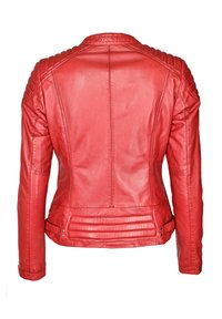 Punainen nahkainen moottoripyörätakki, jossa on teksturoitu pinta, pehmustetut olkapäädetailit ja muotoiltu malli. Sivuilla vetoketjut vyötäröllä.