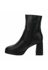 Stivale alla caviglia nero in pelle liscia con tacco a blocco, zip laterale e design elegante. Presenta una punta arrotondata e cuciture minimali.