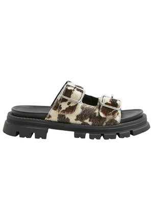 Kraftig sort sålsandal med to justerbare remme i kohudsmønster og sølvspænder.
