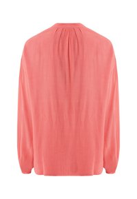 Růžová blůza s dlouhými rukávy, vyrobená z měkké texturované tkaniny, s kulatým výstřihem a nabíranými detaily na zadní straně.