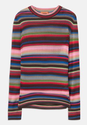 Gestreepte lange mouwen trui met een geribbeld textuur; kleuren zijn rood, blauw, groen, roze en bruin met een ronde hals.
