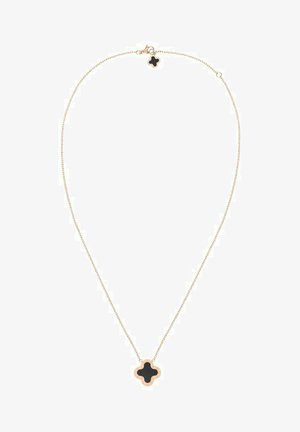 Guldtonet kæderekæde med en sort quatrefoil vedhæng med en glat overflade. Låseklap. Enkel stil med minimal dekoration.