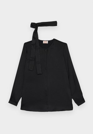 Zwarte blouse met lange mouwen van gladde stof, met een knoopsluiting aan de voorkant en een strikdetail bij de halslijn. Klassieke kraag en opgeknopte mouwen.