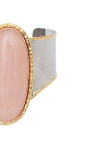 Rosakvarts armband med en stor oval sten inramad i texturerat guldfärgat metall. Silverfärgad band med en slät yta.