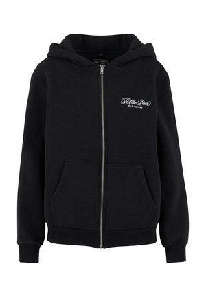 Črna zip-up kapuca, izdelana iz mehke tkanine, z žepom za kenguruje. Na zgornji levi strani je bela kurzivna besedila "Čuti bolečino, pa vseeno naredi."