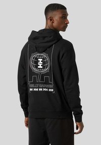 Czarna bluza z kapturem z białym wzorem graficznym na plecach, zawierająca globus oraz nazwę marki "Helly Hansen", z kapturem na sznurku.