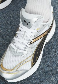 Puma MORPHIC - Scarpe da corsa su strada - white/gold/silver