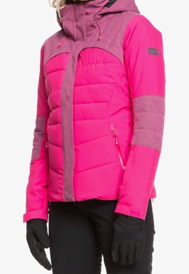 Giacca imbottita rosa con cappuccio a contrasto melangiato, zip frontale e tasche laterali. Presenta guanti neri e un design aderente.
