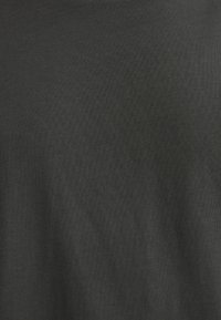 Schwarzer, leichter Baumwollstoff mit glatter Textur, der ein schlichtes Design aufweist und keine sichtbaren Muster oder Akzente hat.