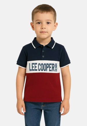 Polo pour garçons en bleu marine, blanc et rouge avec un motif à rayures horizontales. Comprend un col et le logo "LEE COOPER" en impression audacieuse.
