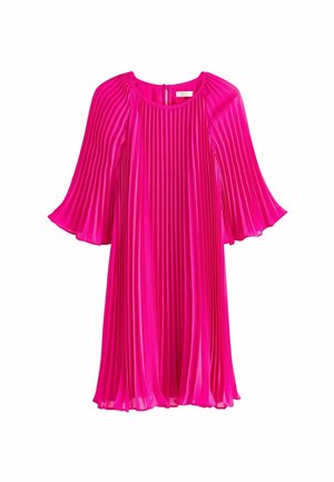 Robe plissée rose vif avec manches évasées trois quarts et encolure ronde sur fond blanc uni.