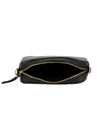 Clutch in pelle nera con zip dorata, forma rettangolare e texture liscia, caratterizzata da un'apertura superiore e una linguetta in pelle.