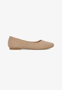 Zapato plano de ballet beige de ante con puntera redondeada y tacón bajo, mostrado de perfil sobre fondo blanco.