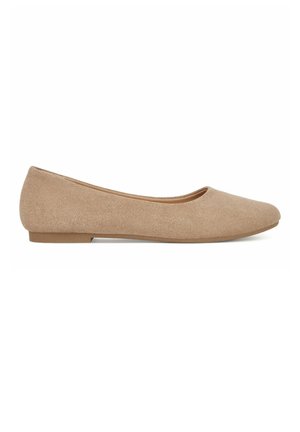 Beiger Ballerina aus Wildleder mit rundem Zehenbereich und niedrigem Absatz, seitlich auf weißem Hintergrund gezeigt.