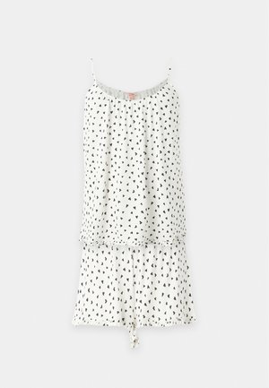 Ensemble de pyjama sans manches blanc avec motifs de cœurs noirs, comprenant un haut ample avec fines bretelles et un short assorti avec un lien à l'avant.