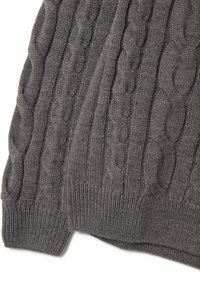 Maglione grigio a treccia con un motivo testurizzato, orli a costine e una finitura morbida. Il tessuto è spesso e caldo.